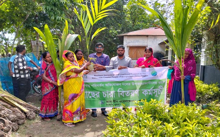 আদ্-দ্বীনের উদ্যোগে খুলনায় ফলজ ও বনজ গাছের চারা বিতরণ